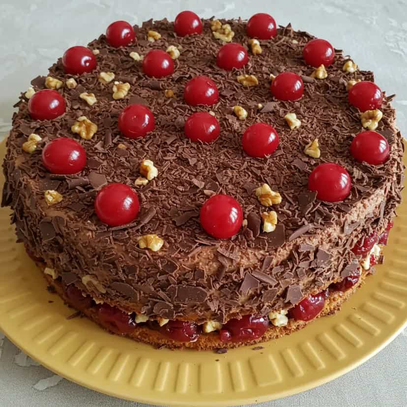 Foto deliciosa de Bolo de Chocolate com Cerejas e Nozes pronta para servir - Bolos & Cupcakes