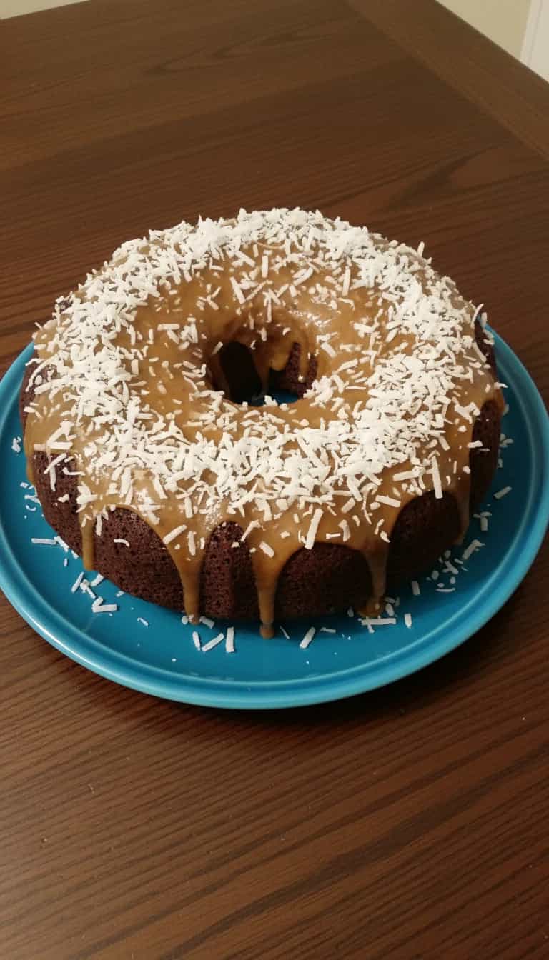 Foto deliciosa de Bolo de Chocolate com Coco pronta para servir - Bolos & Cupcakes
