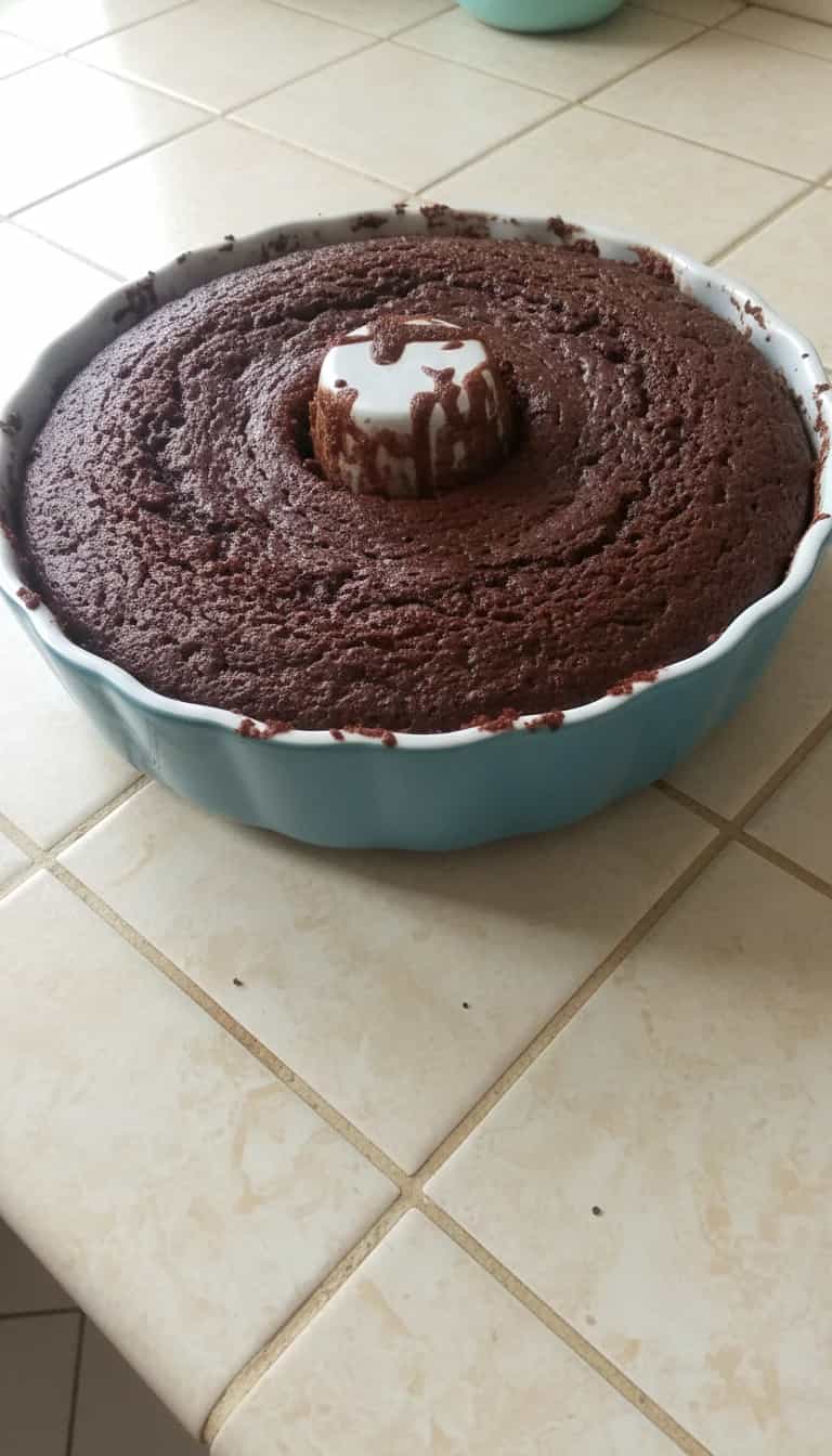 Foto deliciosa de Bolo de Chocolate Simples e Fofo pronta para servir - Bolos & Cupcakes