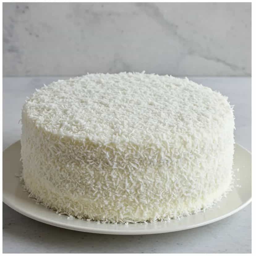 Foto deliciosa de Bolo de coco com doce de leite pronta para servir - Bolos & Cupcakes