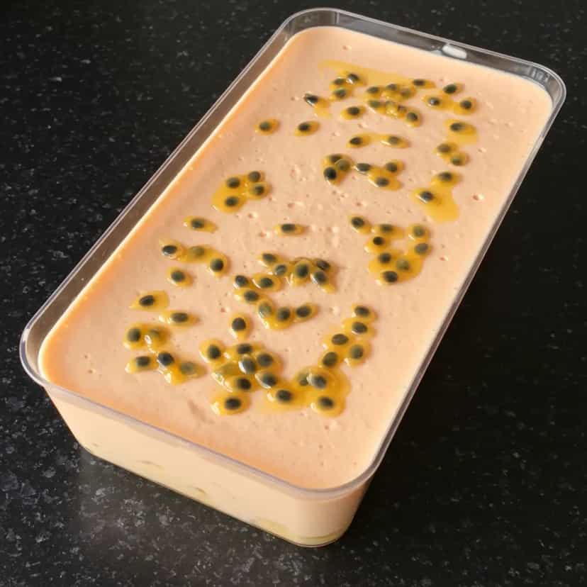Foto deliciosa de Bolo de Coco com Mousse de Maracujá pronta para servir - Bolos & Cupcakes
