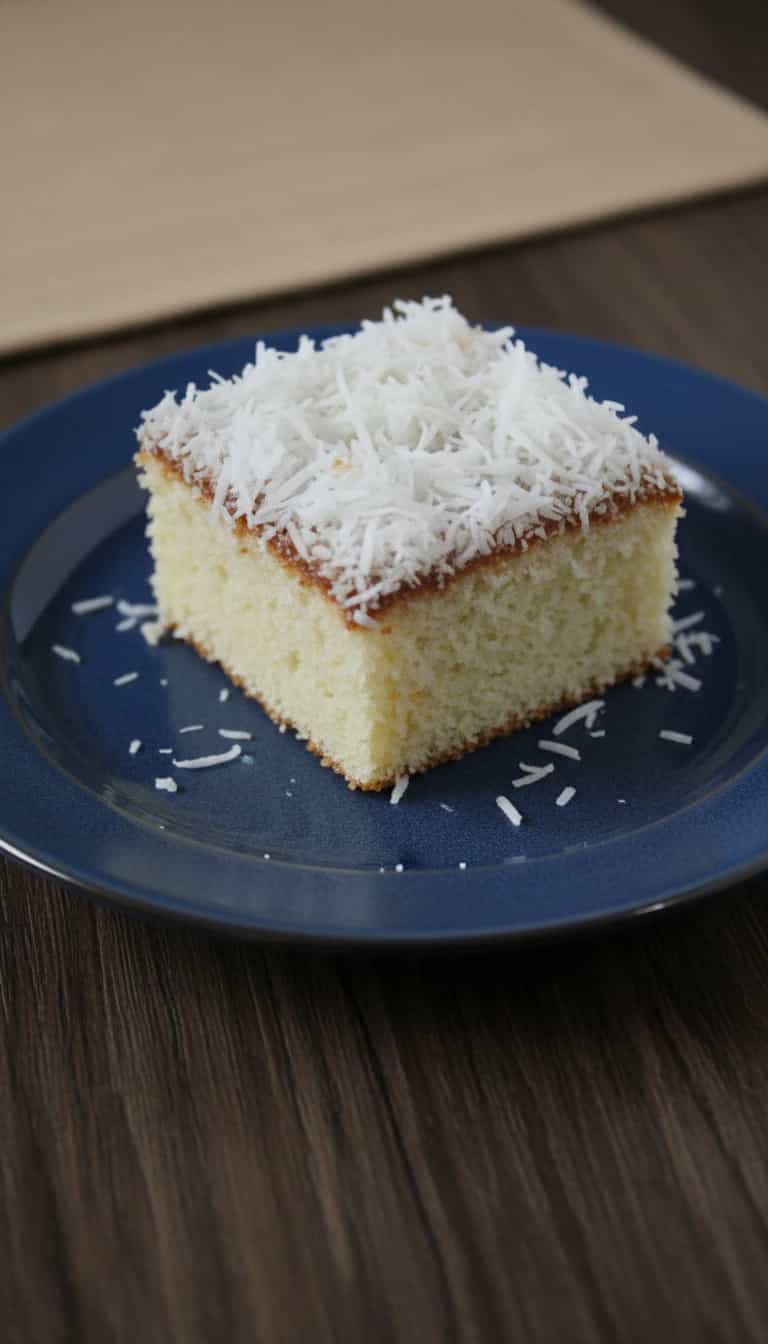 Foto deliciosa de Bolo de Coco Cremoso pronta para servir - Bolos & Cupcakes