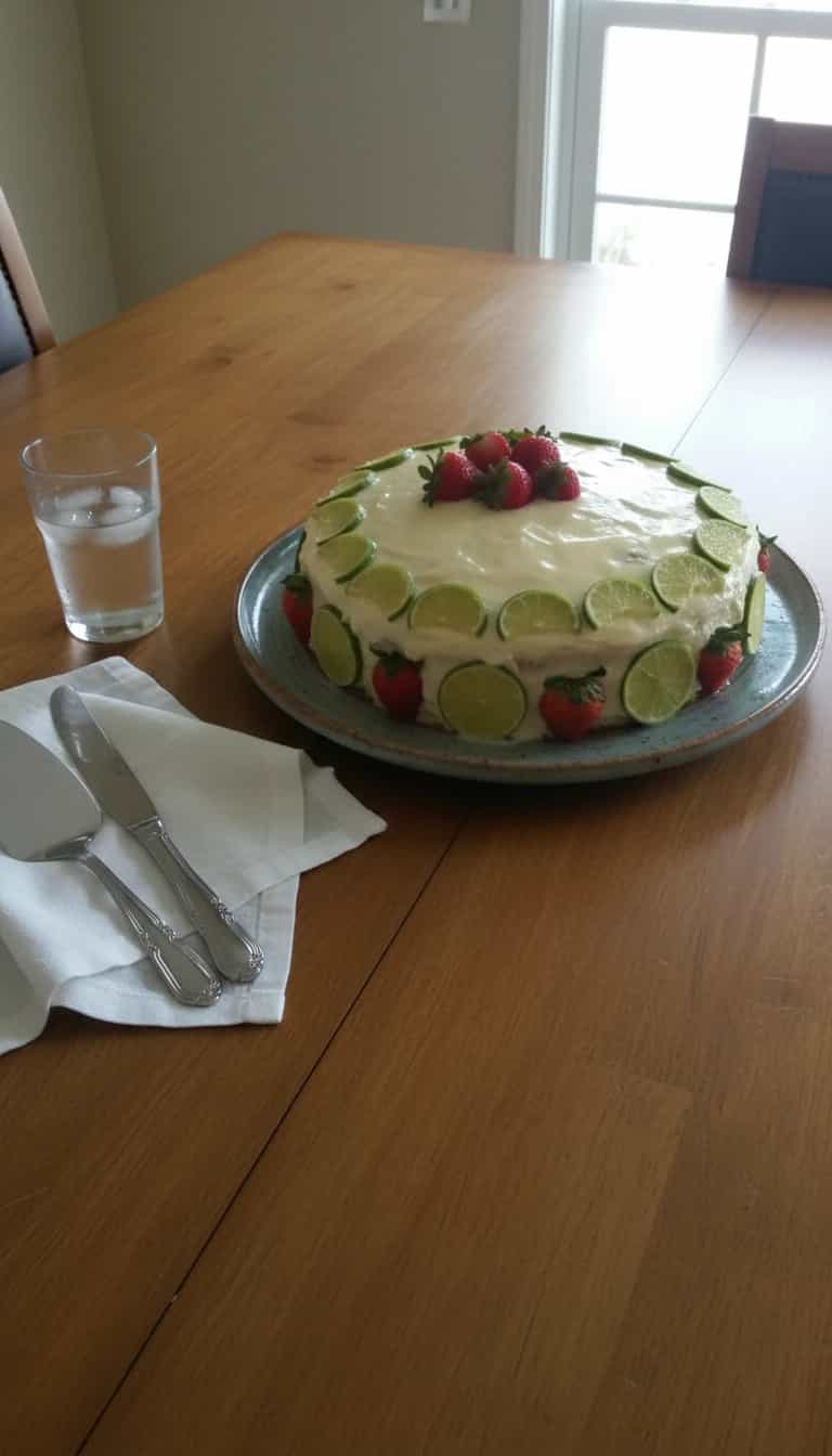 Foto deliciosa de Bolo de Limão com Recheio Cremoso pronta para servir - Bolos & Cupcakes