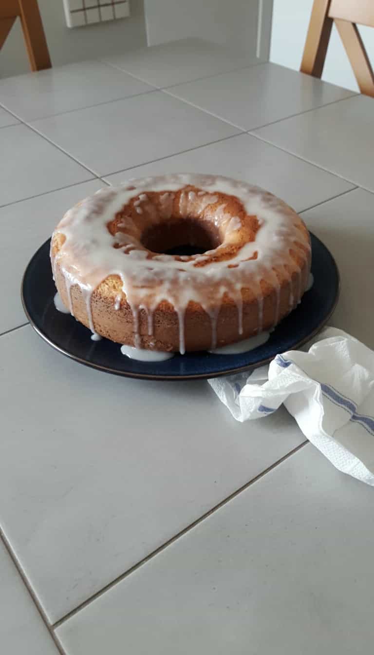 Foto deliciosa de Bolo de Limão com Semente de Papoula pronta para servir - Bolos & Cupcakes