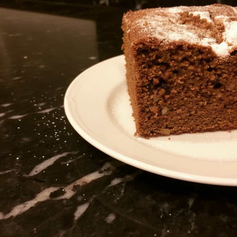 Foto deliciosa de Bolo de Maçã com Nozes e Passas pronta para servir - Bolos & Cupcakes
