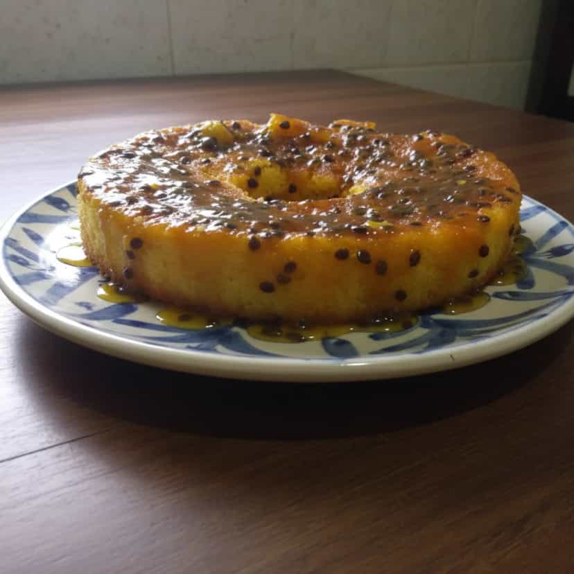 Foto deliciosa de Bolo de Maracujá com Casca pronta para servir - Bolos & Cupcakes