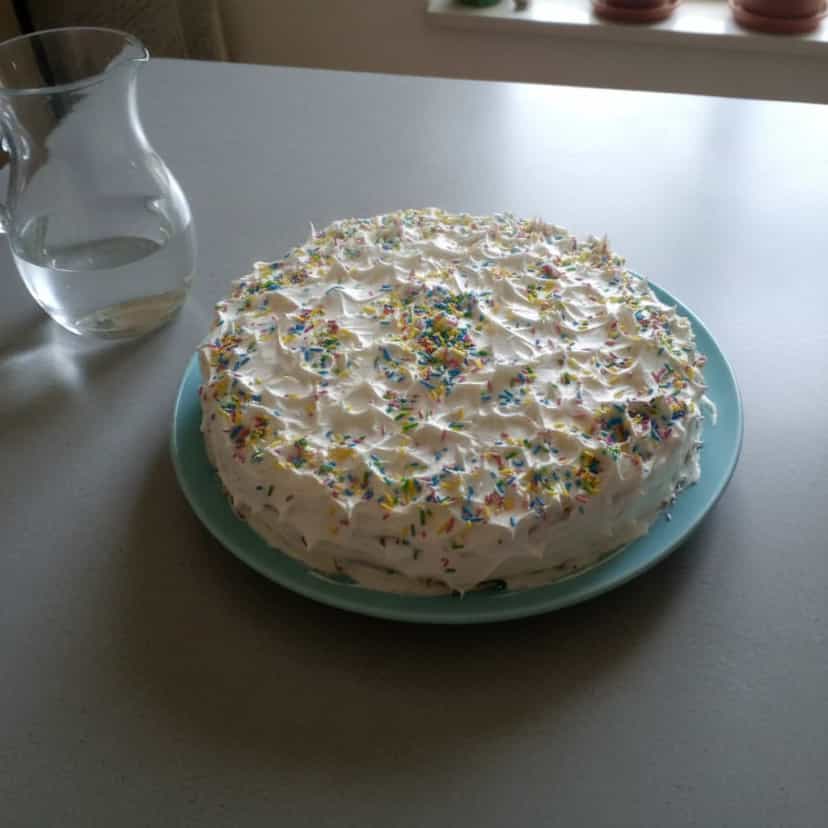 Foto deliciosa de Bolo de Pêssego com Chantilly pronta para servir - Bolos & Cupcakes
