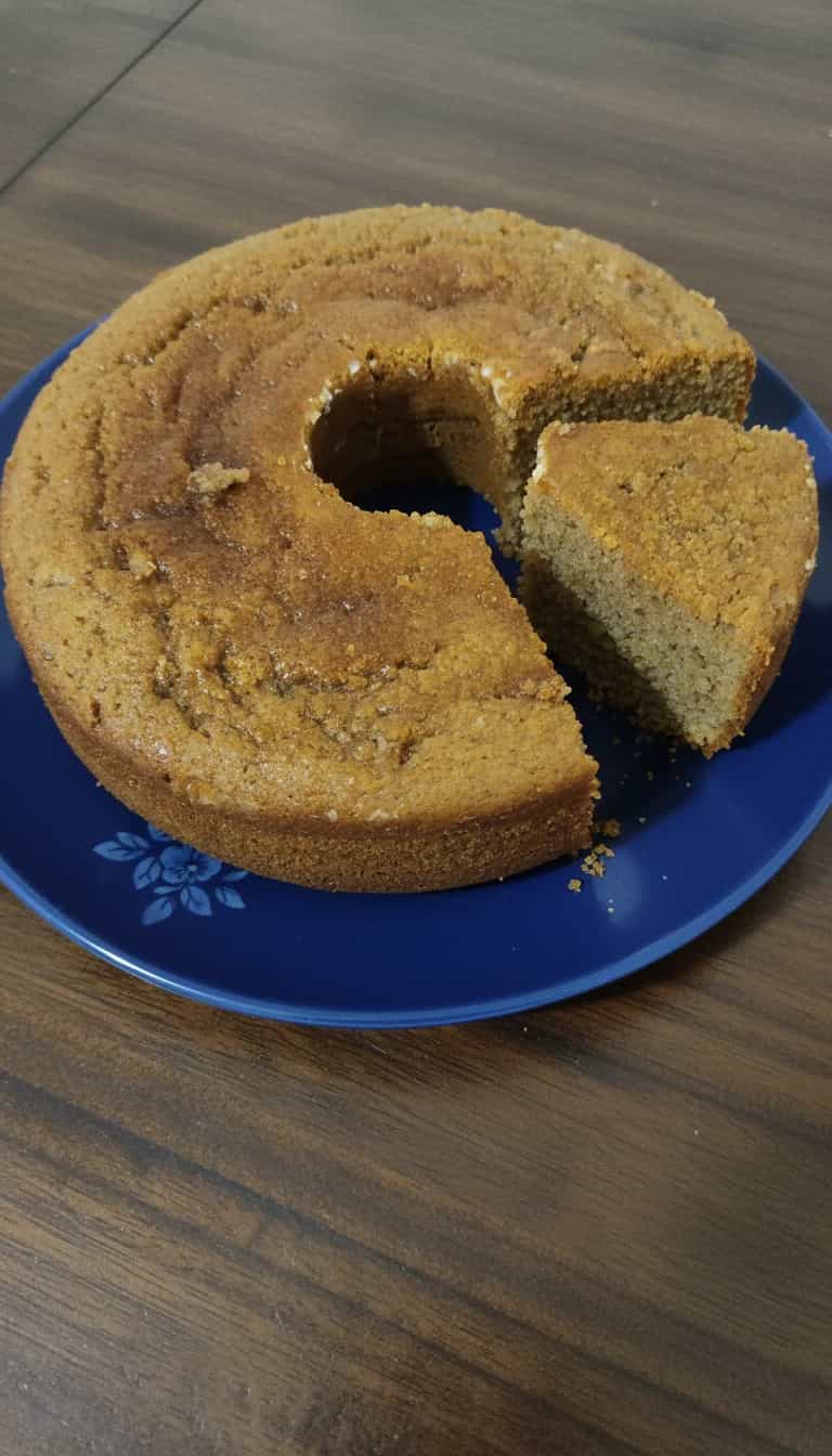 Foto deliciosa de Bolo Integral de Banana com Uva Passa pronta para servir - Bolos & Cupcakes