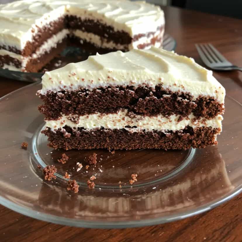 Foto deliciosa de Bolo Mousse de Chocolate com Cerejas pronta para servir - Bolos & Cupcakes