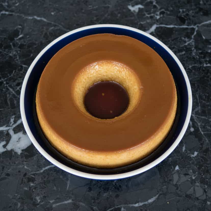 Foto deliciosa de Bolo-Pudim de Laranja e Chocolate pronta para servir - Pudins & Cremes