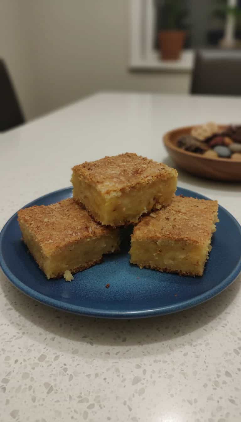 Foto deliciosa de Bolo rápido de milho sem ovos pronta para servir - Lanches de Padaria