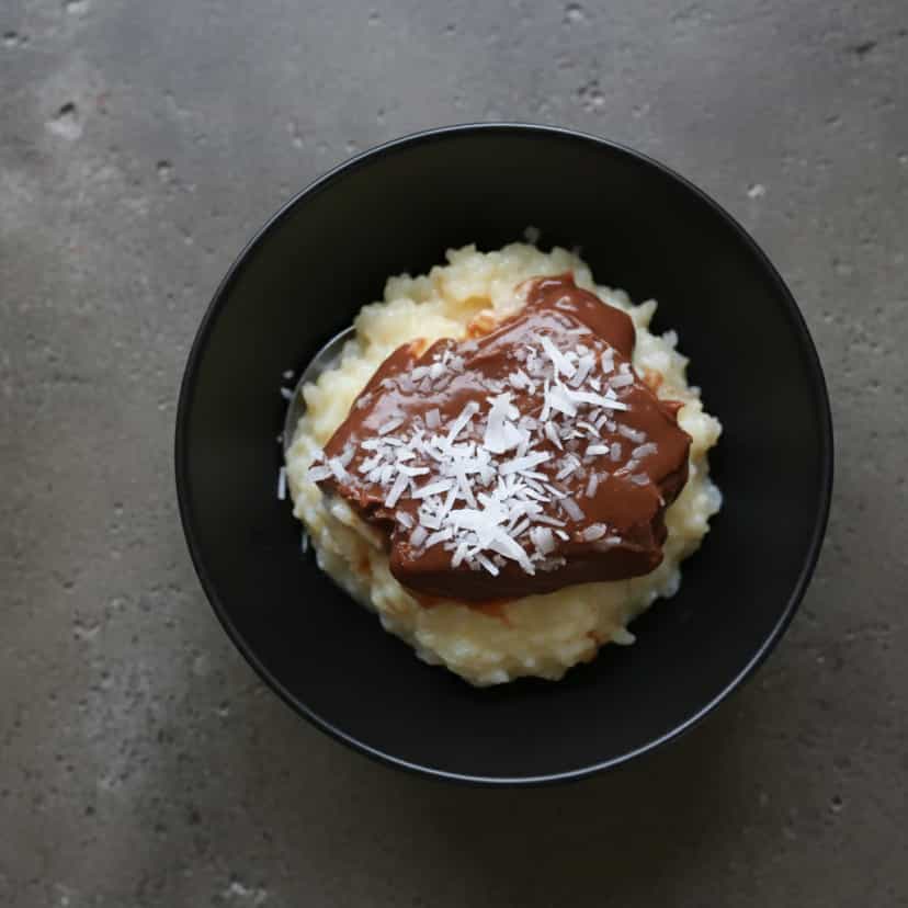 Foto deliciosa de Bombom de Coco em Travessa pronta para servir - Outras Receitas