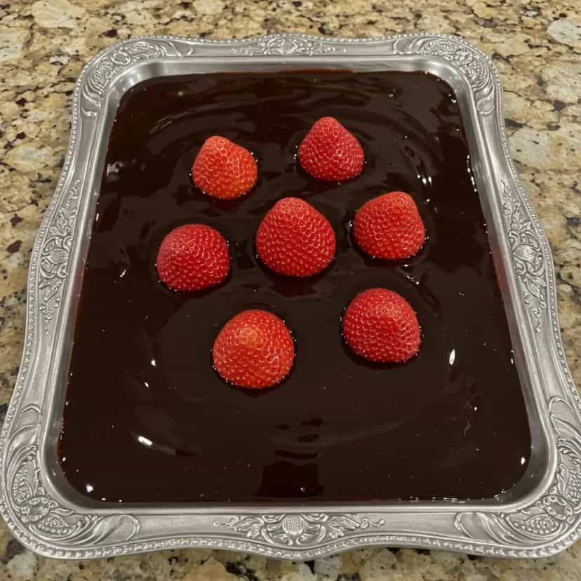 Foto deliciosa de Bombom de morango na travessa pronta para servir - Outras Receitas