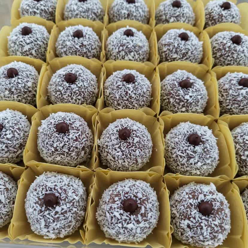 Foto deliciosa de Brigadeiro de Coco pronta para servir - Sem Assar