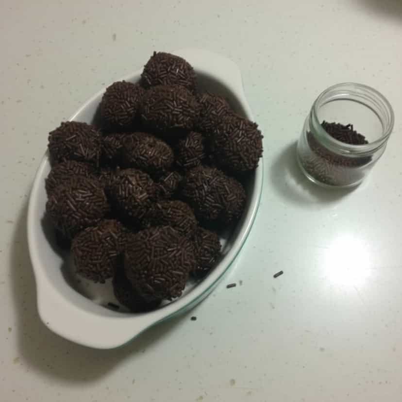 Foto deliciosa de Brigadeiro de Leite em Pó pronta para servir - Sem Assar