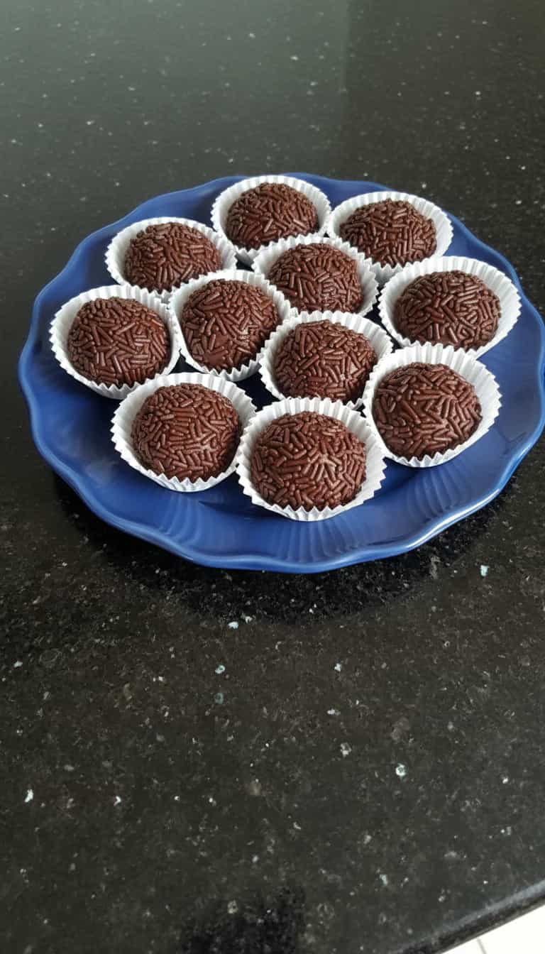 Foto deliciosa de Brigadeiro Gourmet para 100 Porções pronta para servir - Outras Receitas