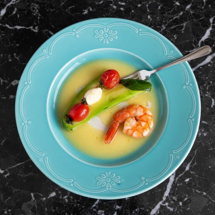 Foto deliciosa de Brochetes Caprese pronta para servir - Salgadinhos