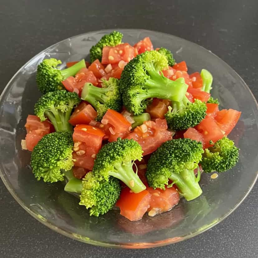 Foto deliciosa de Brócolis Salteado com Cebola e Tomate pronta para servir - Outras Receitas
