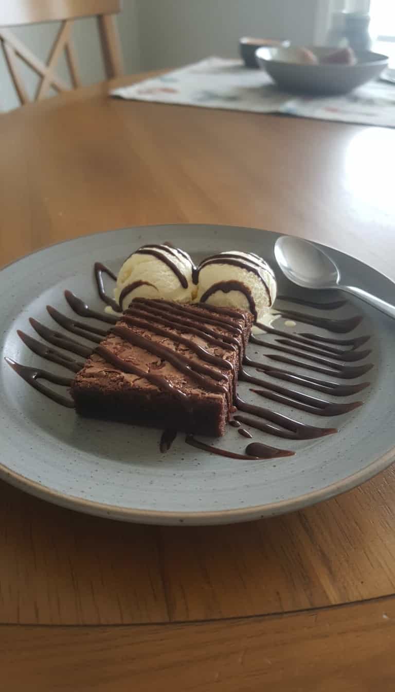 Foto deliciosa de Brownie de Chocolate Amargo Intenso pronta para servir - Brownies & Cookies