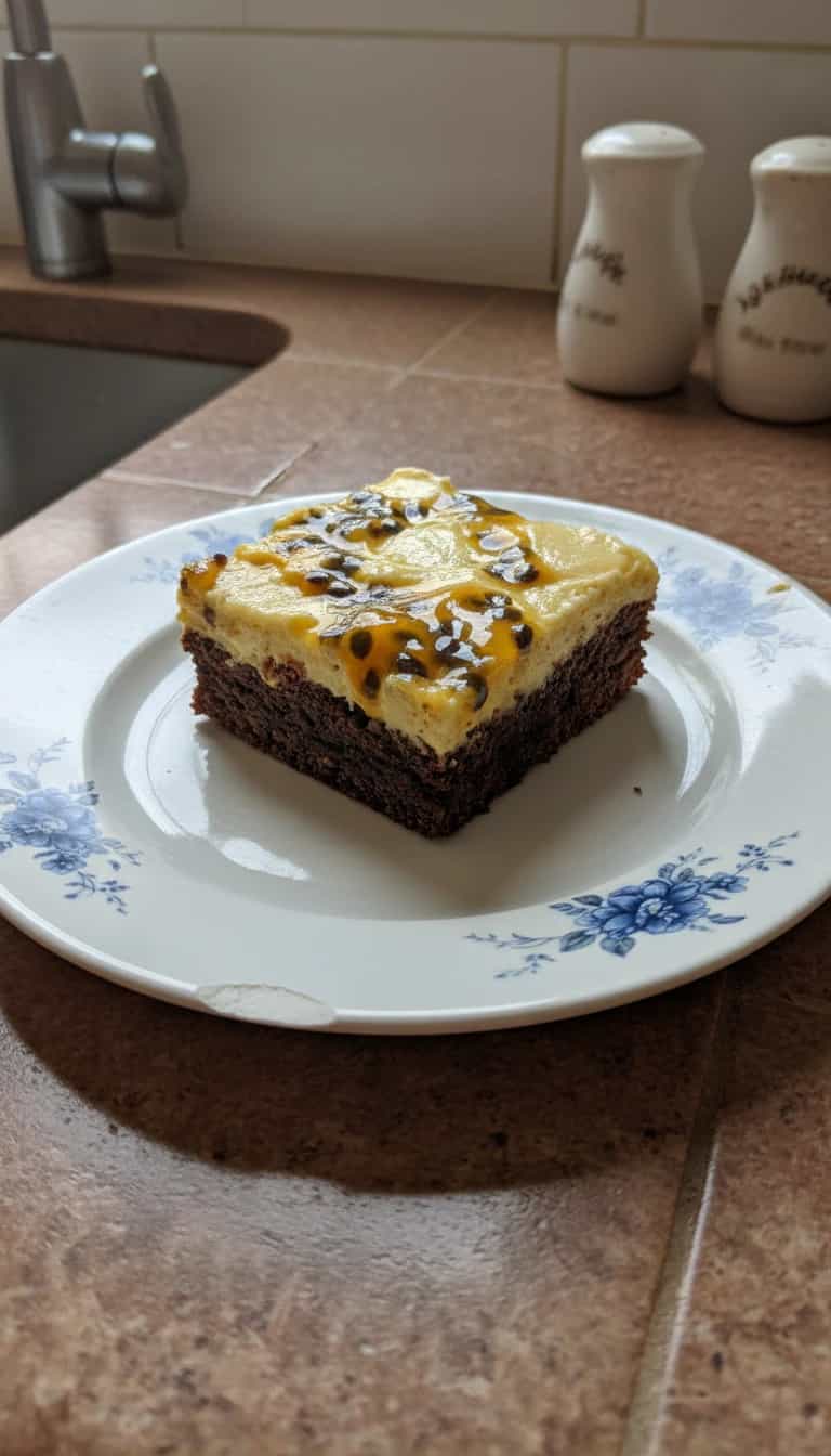 Foto deliciosa de Brownie Vegano com Creme de Maracujá pronta para servir - Brownies & Cookies