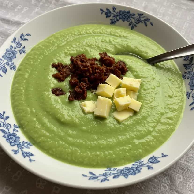 Foto deliciosa de Caldo Verde Tradicional pronta para servir - Sopas & Caldos
