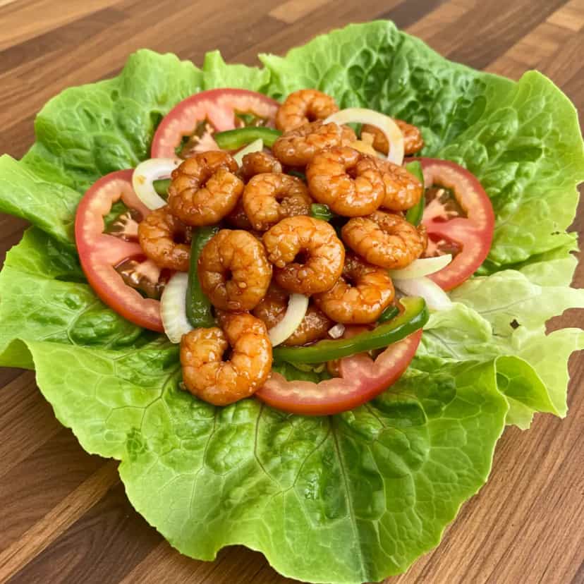 Foto deliciosa de Camarão Agridoce com Salada Verde pronta para servir - Peixes & Frutos do Mar