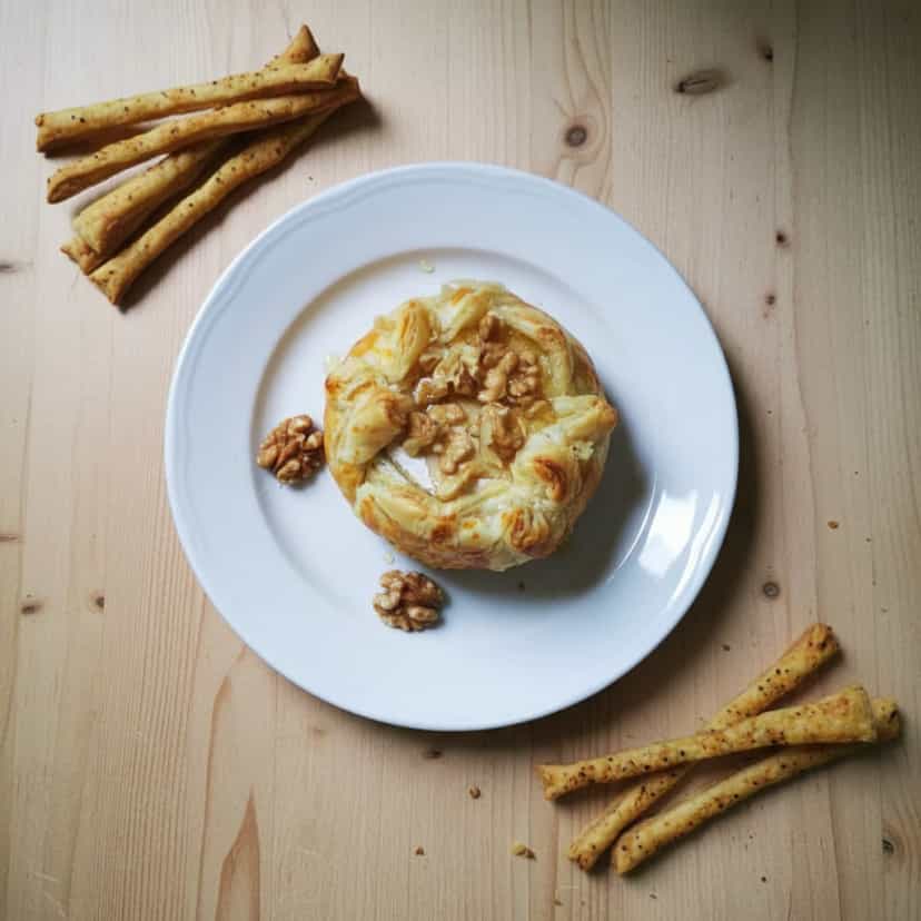 Foto deliciosa de Camembert Assado com Mel e Nozes pronta para servir - Snacks Assados