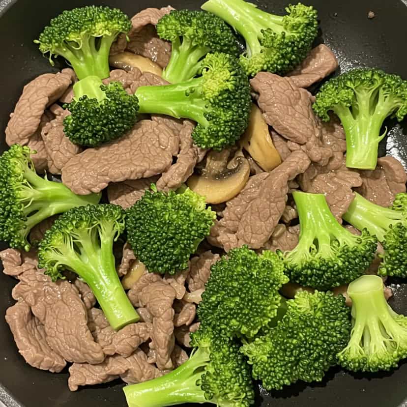 Foto deliciosa de Carne com brócolis pronta para servir - Carnes & Frango