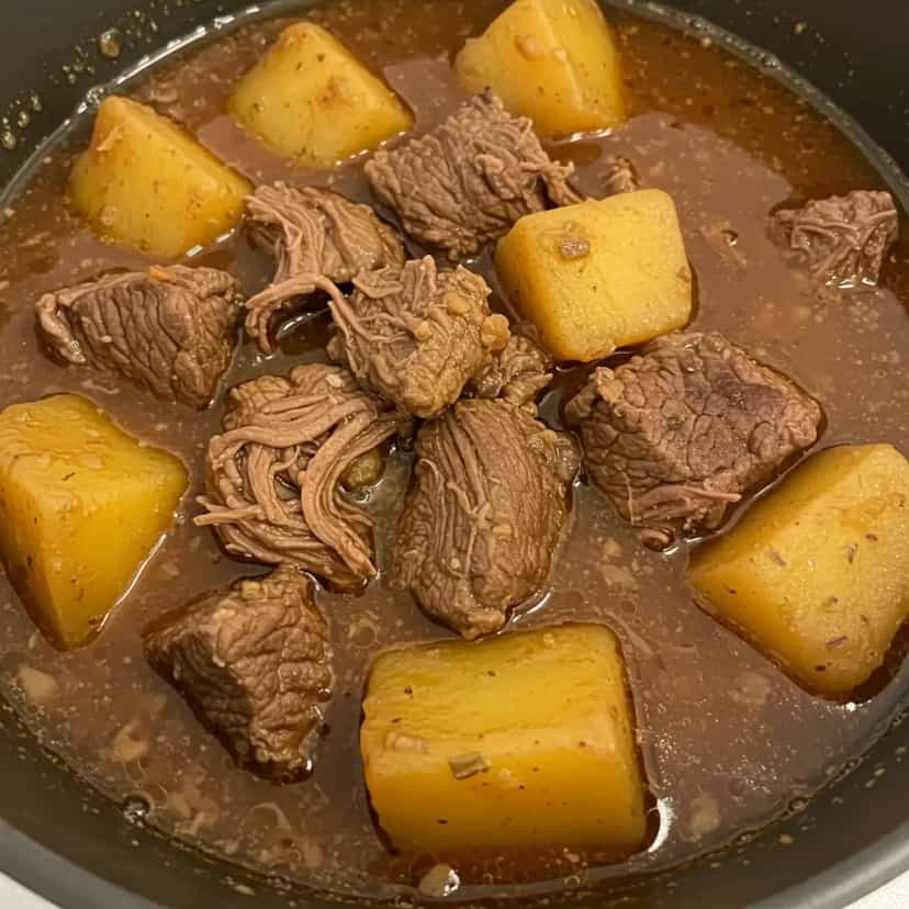 Foto deliciosa de Carne de panela com batata pronta para servir - Carnes & Frango