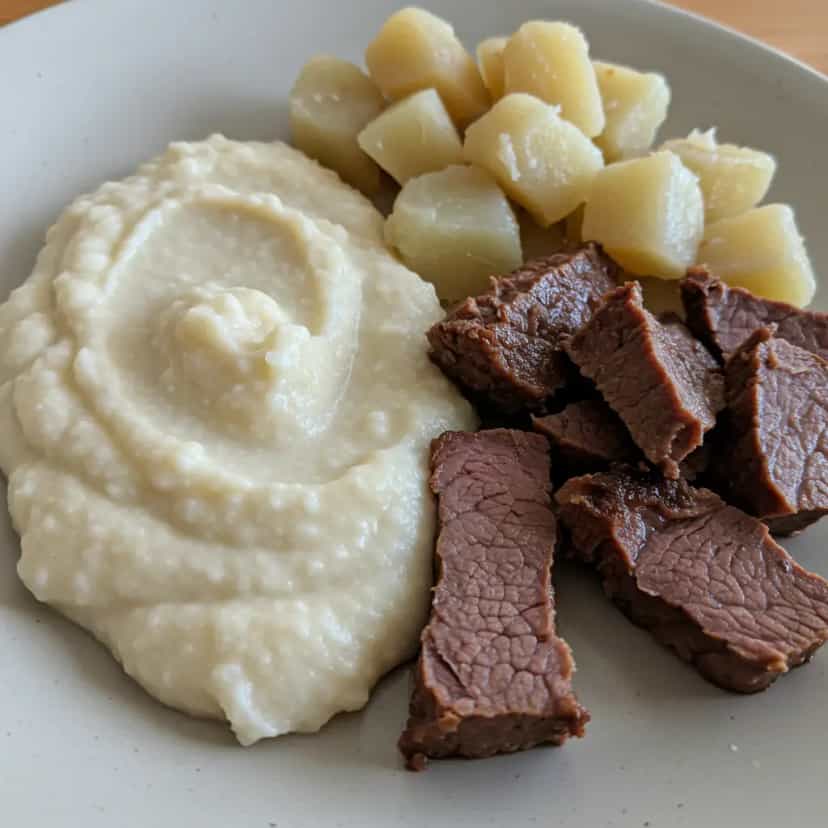 Foto deliciosa de Carne de Sol com Pirão de Leite pronta para servir - Pratos Brasileiros Icônicos