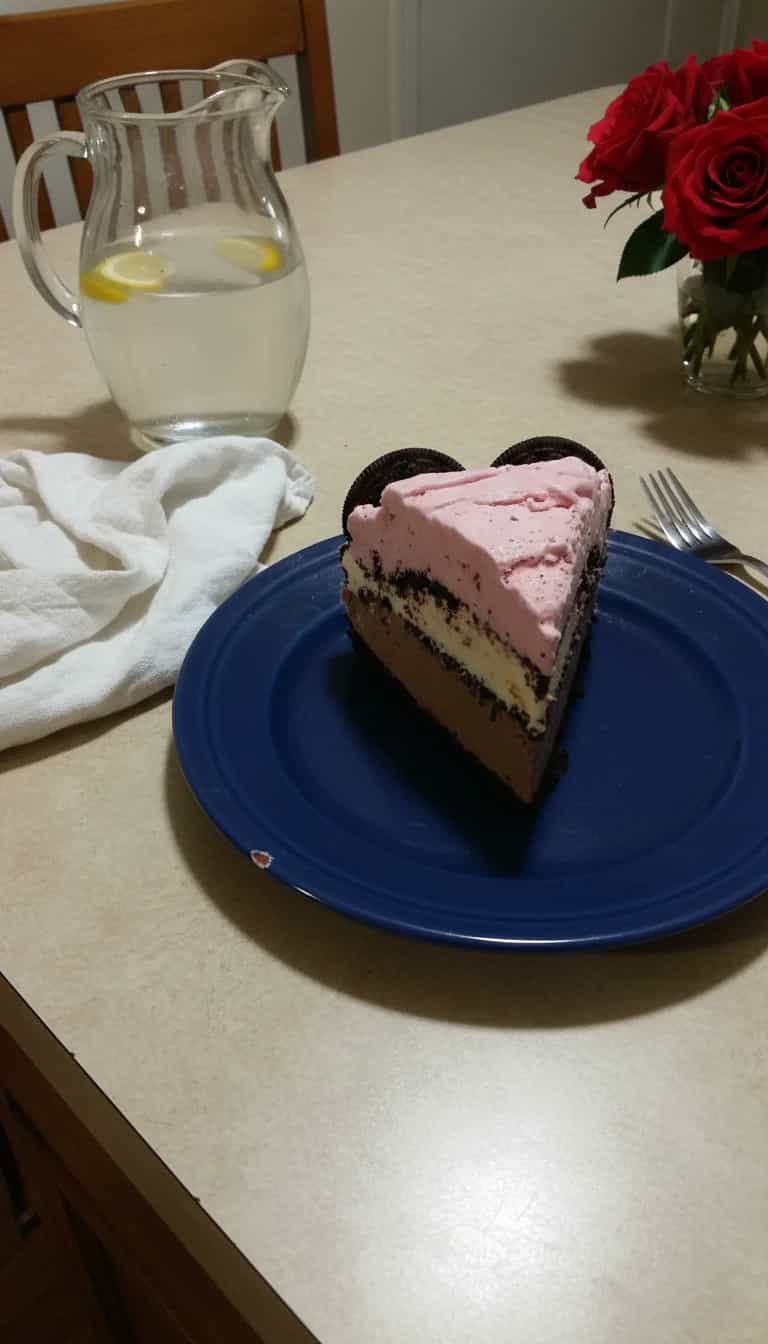 Foto deliciosa de Cassata Cremosa com Farofa de Biscoito pronta para servir - Pudins & Cremes
