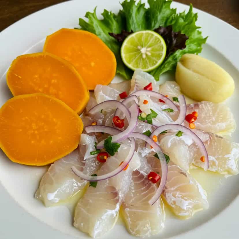 Foto deliciosa de Ceviche Peruano pronta para servir - Peixes & Frutos do Mar