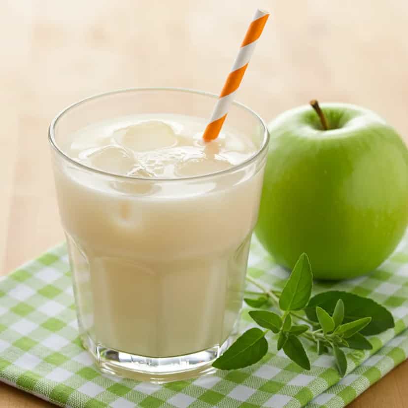 Foto deliciosa de Chá Cremoso de Erva-Cidreira e Maçã pronta para servir - Sucos & Smoothies