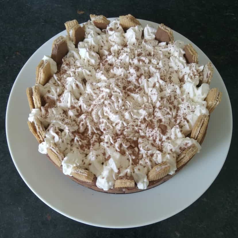 Foto deliciosa de Charlotte de Chocolate com Wafer pronta para servir