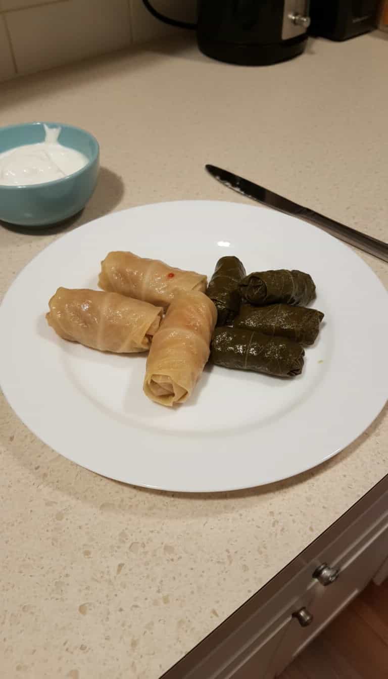 Foto deliciosa de Charutos de Repolho e Couve Recheados pronta para servir - Almoço & Jantar