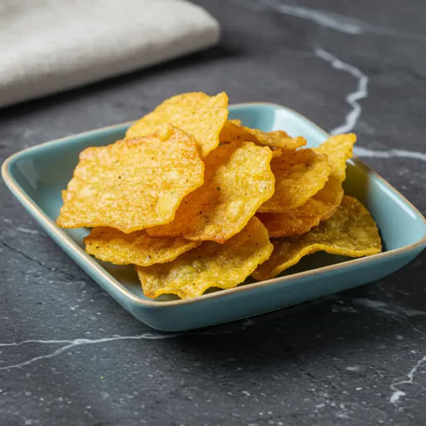 Foto deliciosa de Chips Crocantes de Mandioca pronta para servir - Chips & Biscoitos
