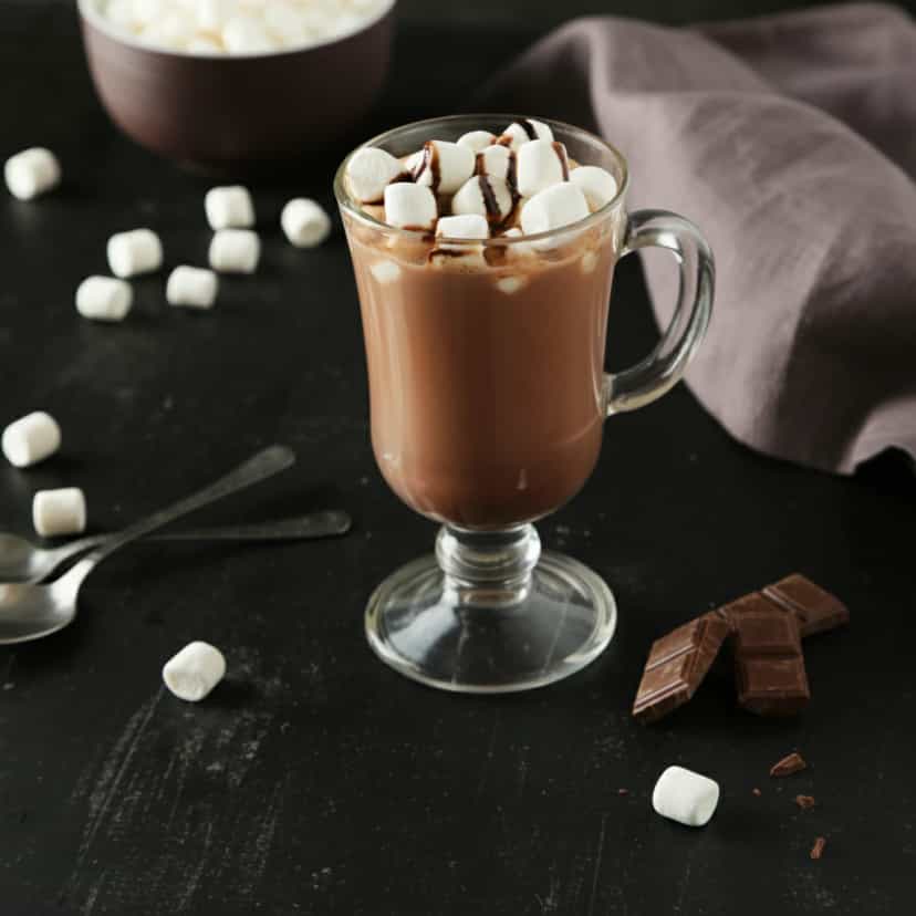 Foto deliciosa de Chocolate Quente Cremoso com Aveia pronta para servir - Bebidas Quentes