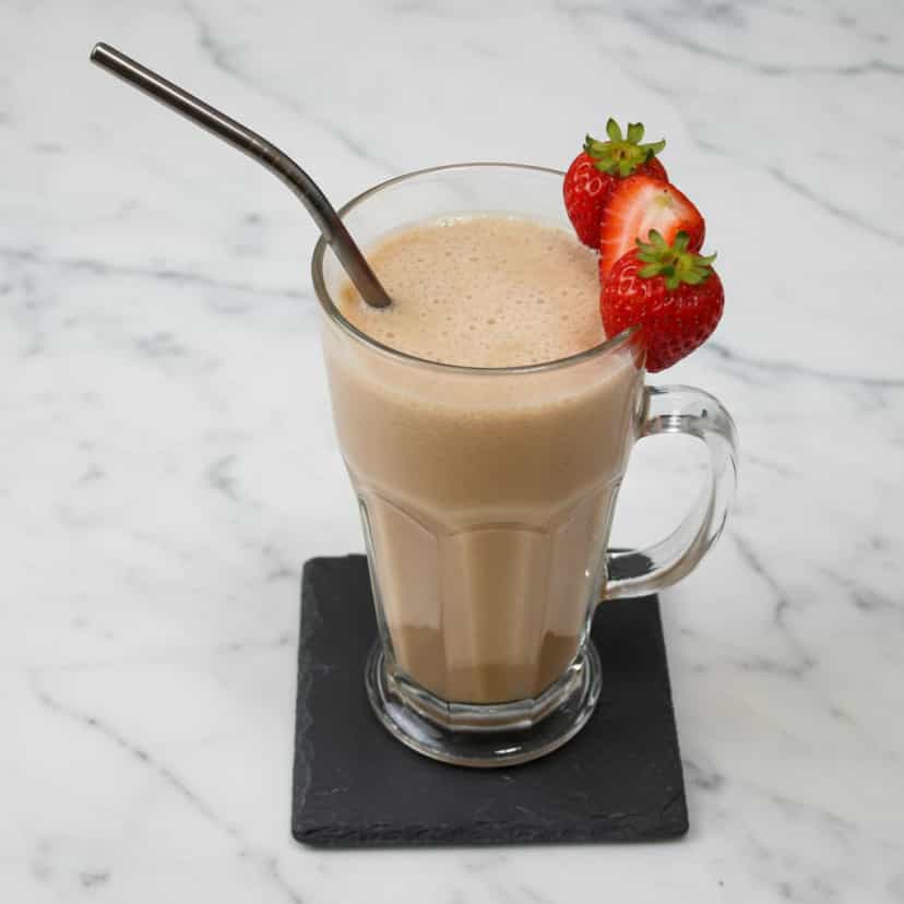 Foto deliciosa de Chocolate Quente Cremoso com Morangos pronta para servir - Bebidas Quentes