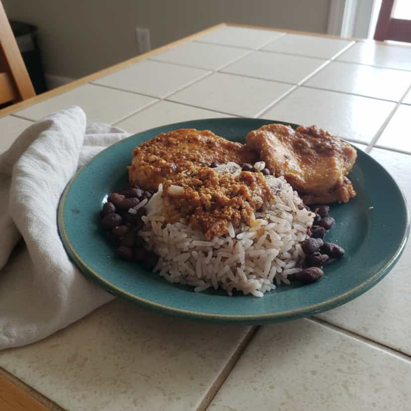 Foto deliciosa de Chuleta ao Molho Caseiro pronta para servir - Carnes & Frango