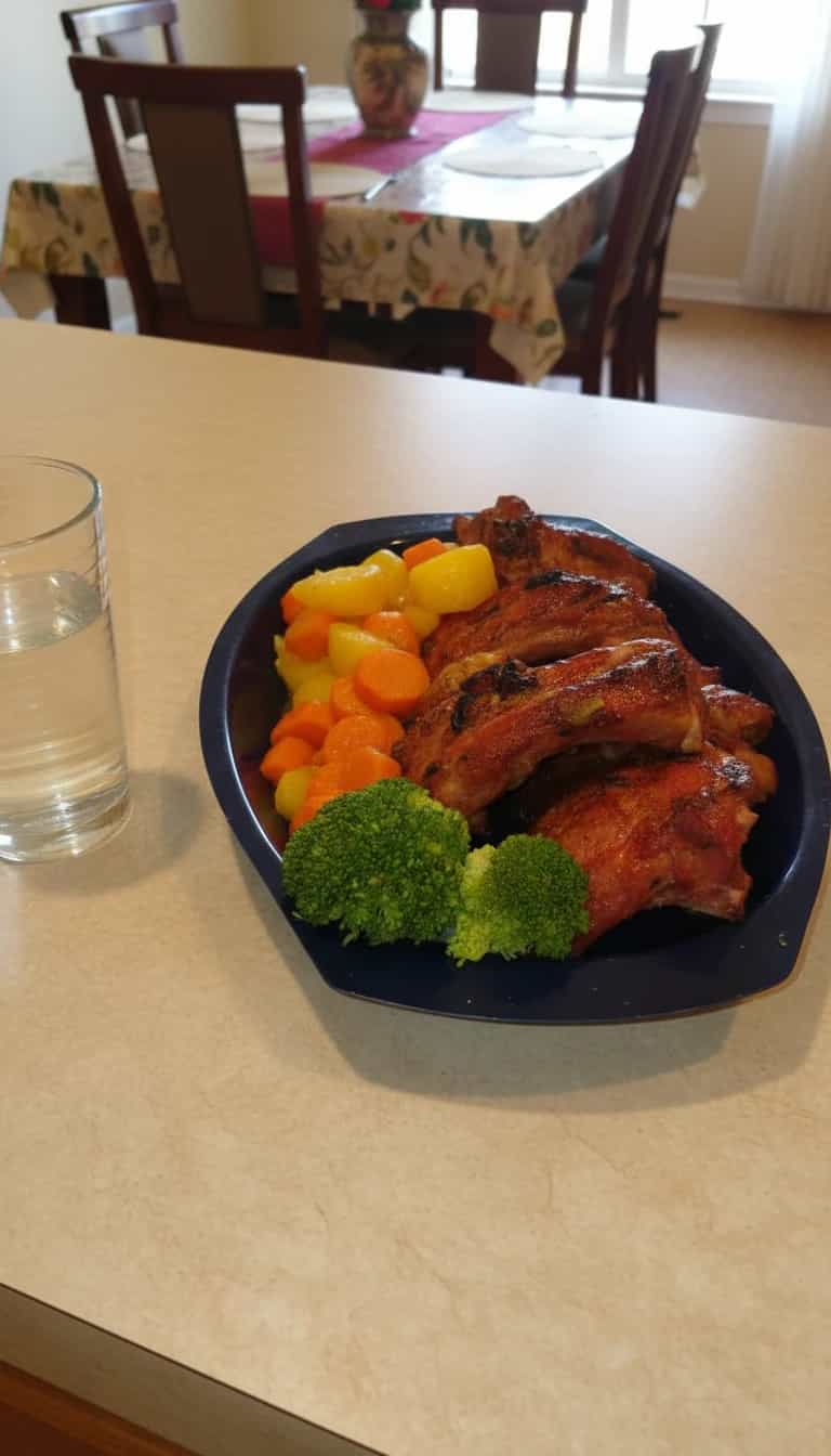 Foto deliciosa de Costelinha Assada com Legumes e Arroz pronta para servir - Carnes & Frango