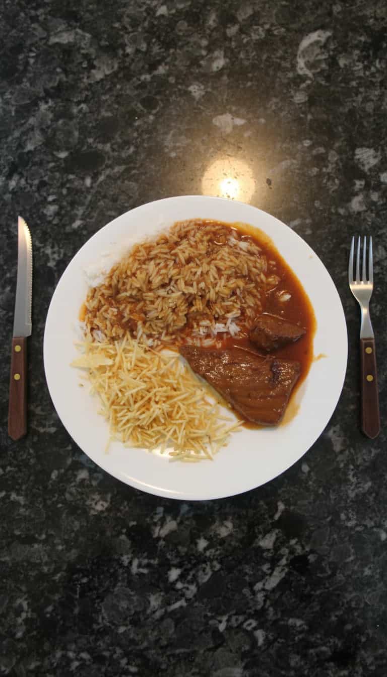 Foto deliciosa de Coxão Mole ao Molho de Cerveja Preta pronta para servir - Carnes & Frango