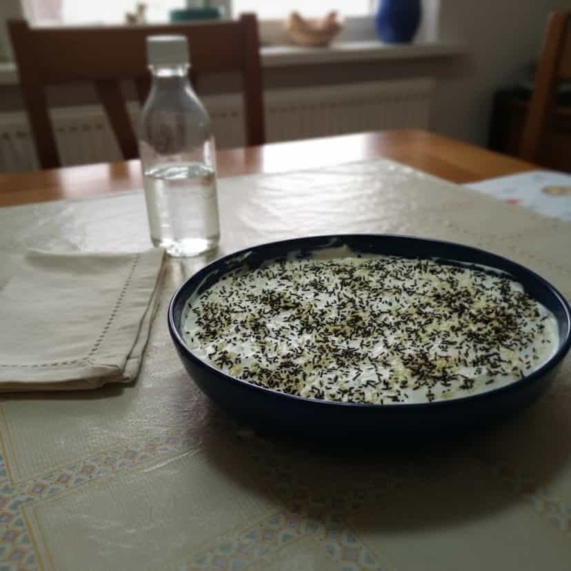 Foto deliciosa de Creme de Bombom Branco pronta para servir - Pudins & Cremes