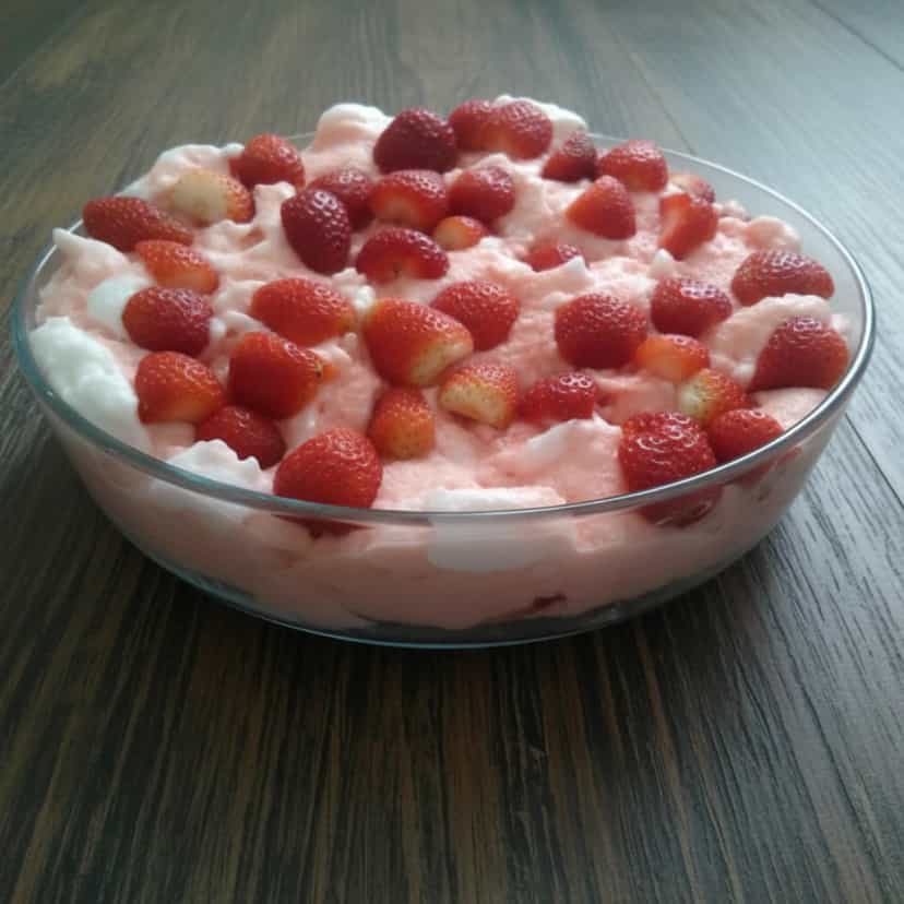 Foto deliciosa de Creme de Leite de Soja com Morango pronta para servir - Pudins & Cremes
