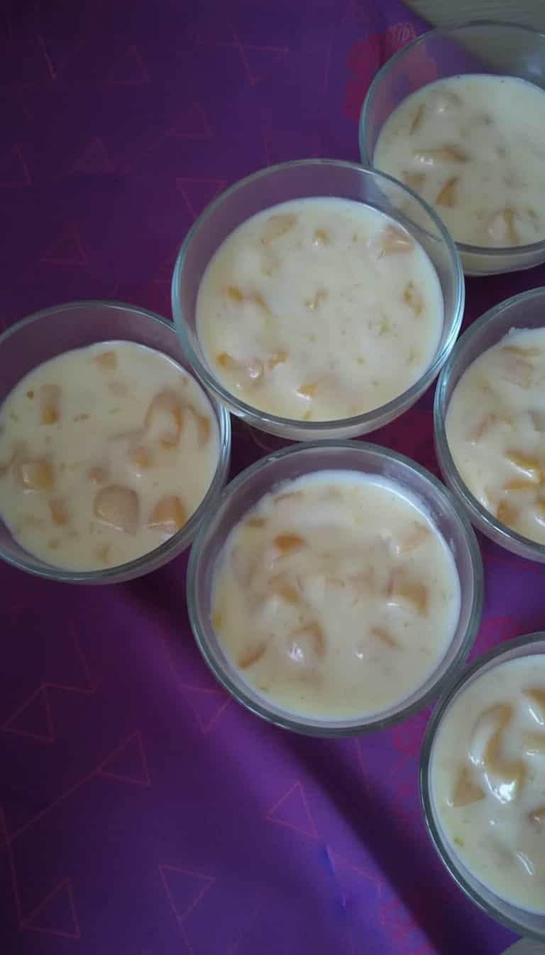 Foto deliciosa de Creme de Pêssego com Pudim pronta para servir - Pudins & Cremes