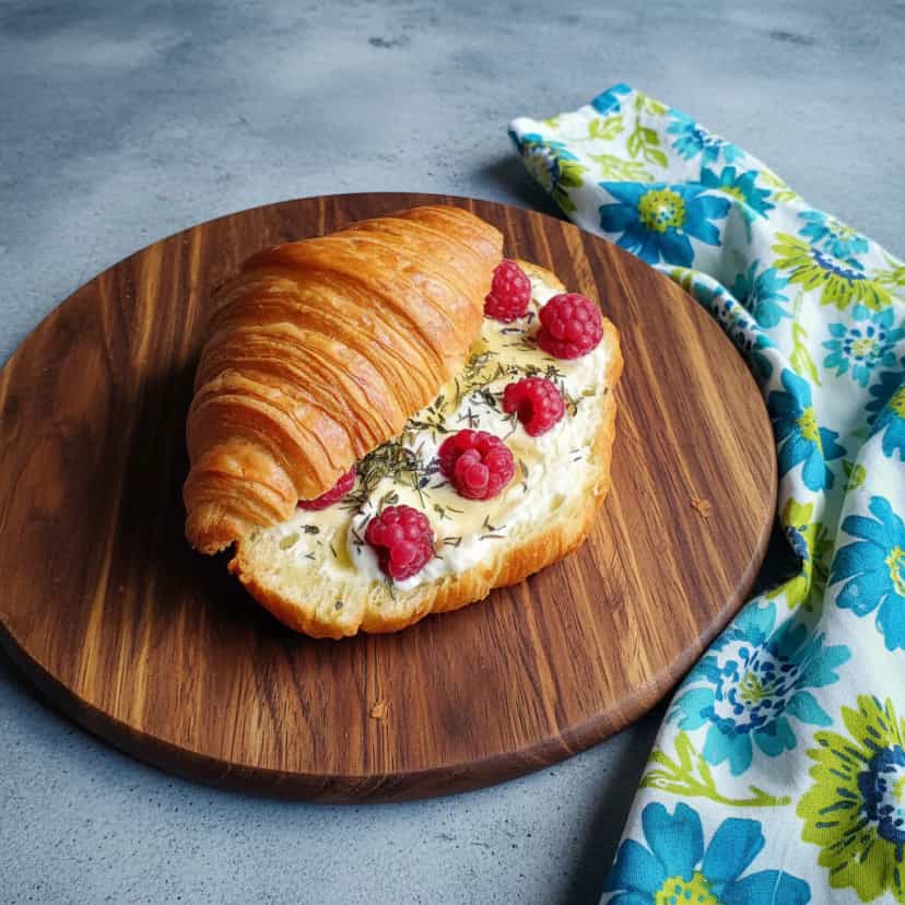 Foto deliciosa de Croissant com Framboesa e Mel pronta para servir - Lanches de Padaria