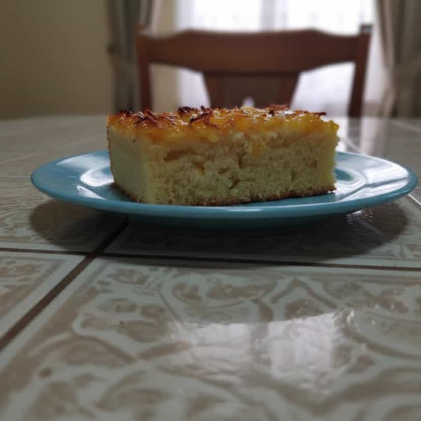 Foto deliciosa de Cuca de Coco com Calda de Baunilha pronta para servir - Bolos & Cupcakes