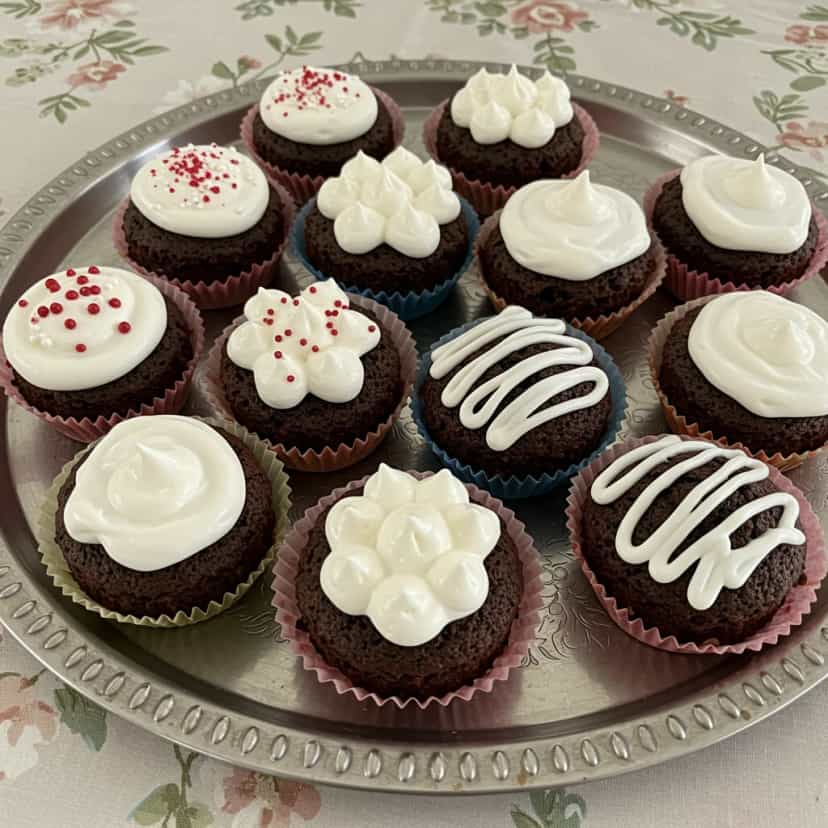 Foto deliciosa de Cupcakes de Chocolate com Brigadeiro pronta para servir - Bolos & Cupcakes