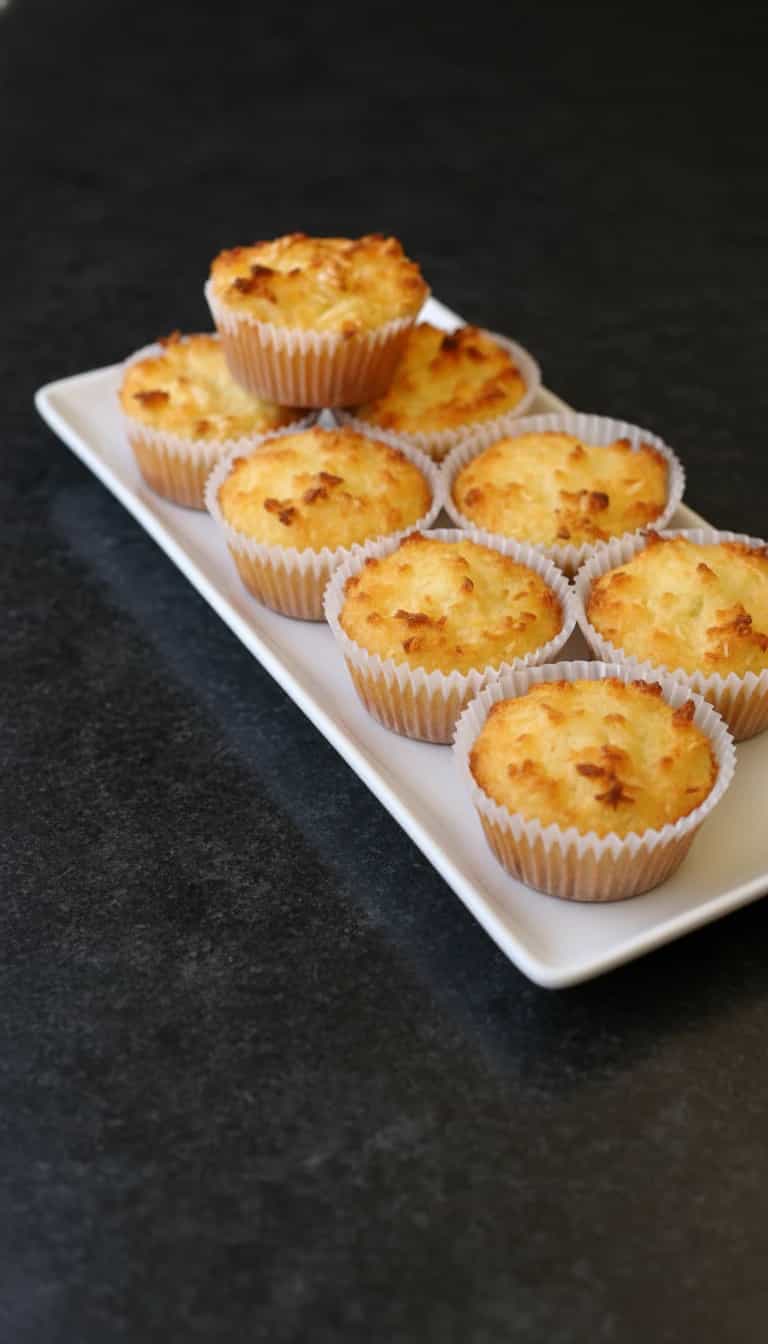 Foto deliciosa de Deliciosos Bombocas de Mandioca pronta para servir - Snacks Assados