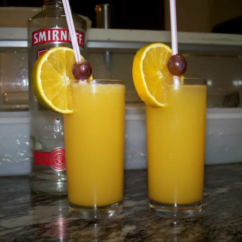 Foto deliciosa de Drink de Laranja e Cachaça pronta para servir - Coquetéis