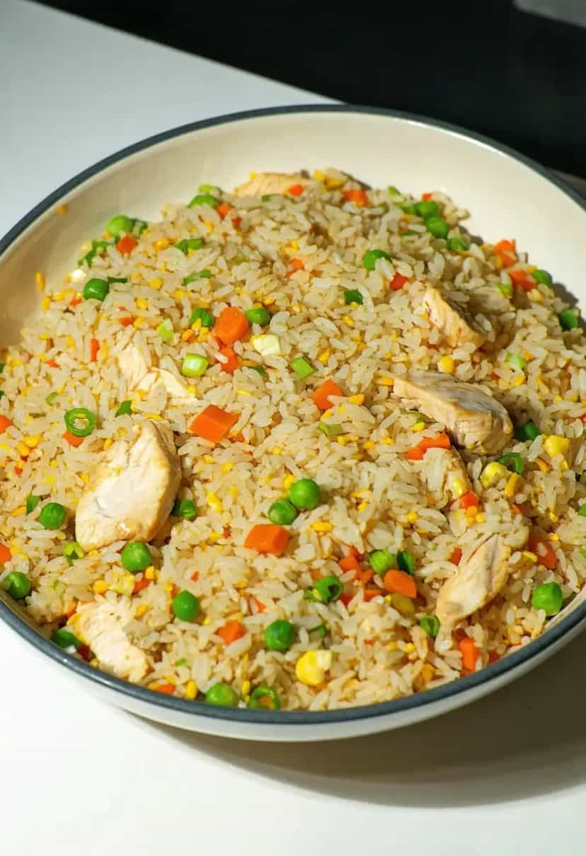 Foto deliciosa de Arroz Frito de Frango Fácil pronta para servir - Outras Receitas
